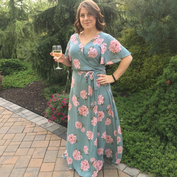 Loving People Dresses & Skirts - 💵⬇️Floral print wrap dress